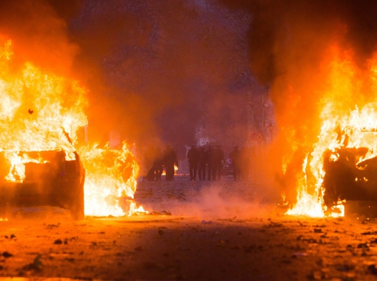 2018.: Protesti po Evropi, tudi proti trajnemu višanju davkov in t. i. elitam, ki z davčnimi prihodki upravljajo