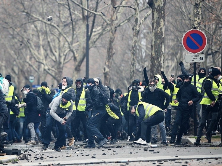 Zahodna Evropa: Francija proti koncu 2018. in na začetku 2019. v množičnih protimacronskih protestih